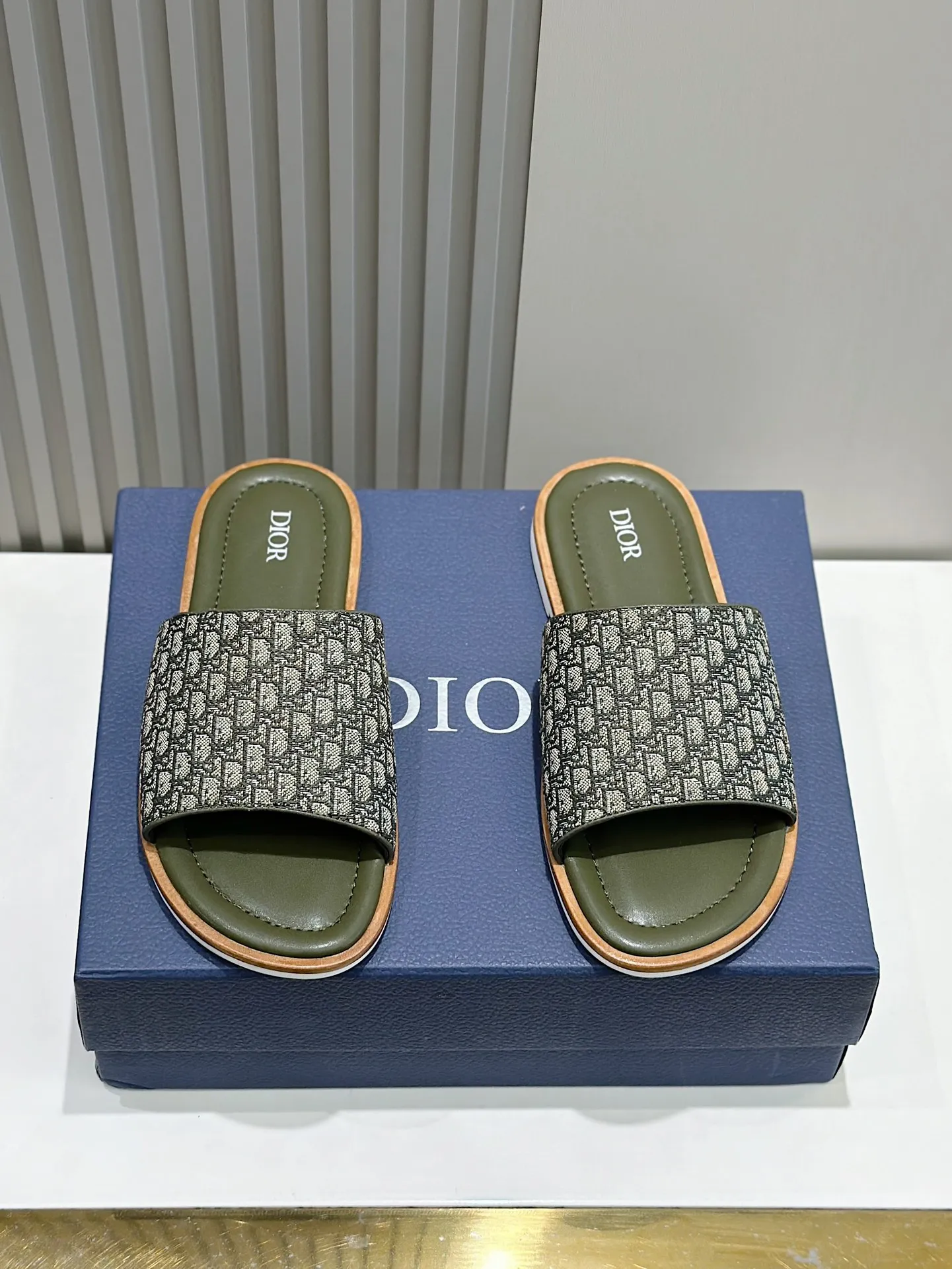 P320 [DIOR] Size 39-44 (38.45 custom-made) 2024ss Dior’s latest men’s slippers are a must-have. Dior Alias ​​Men's Genuine Leather Slippers This summer new Alias ​​sandal embodies a casual and elegant style. Carefully crafted from grained cow leather and Oblique printed fabric, with cowhide lining! Cross-strap design with metal-clad brass CD Diamond logo. The imported cowhide leather and rubber sole adds sophistication and comfort, while Oblique print-effect anti-slip panels add style.